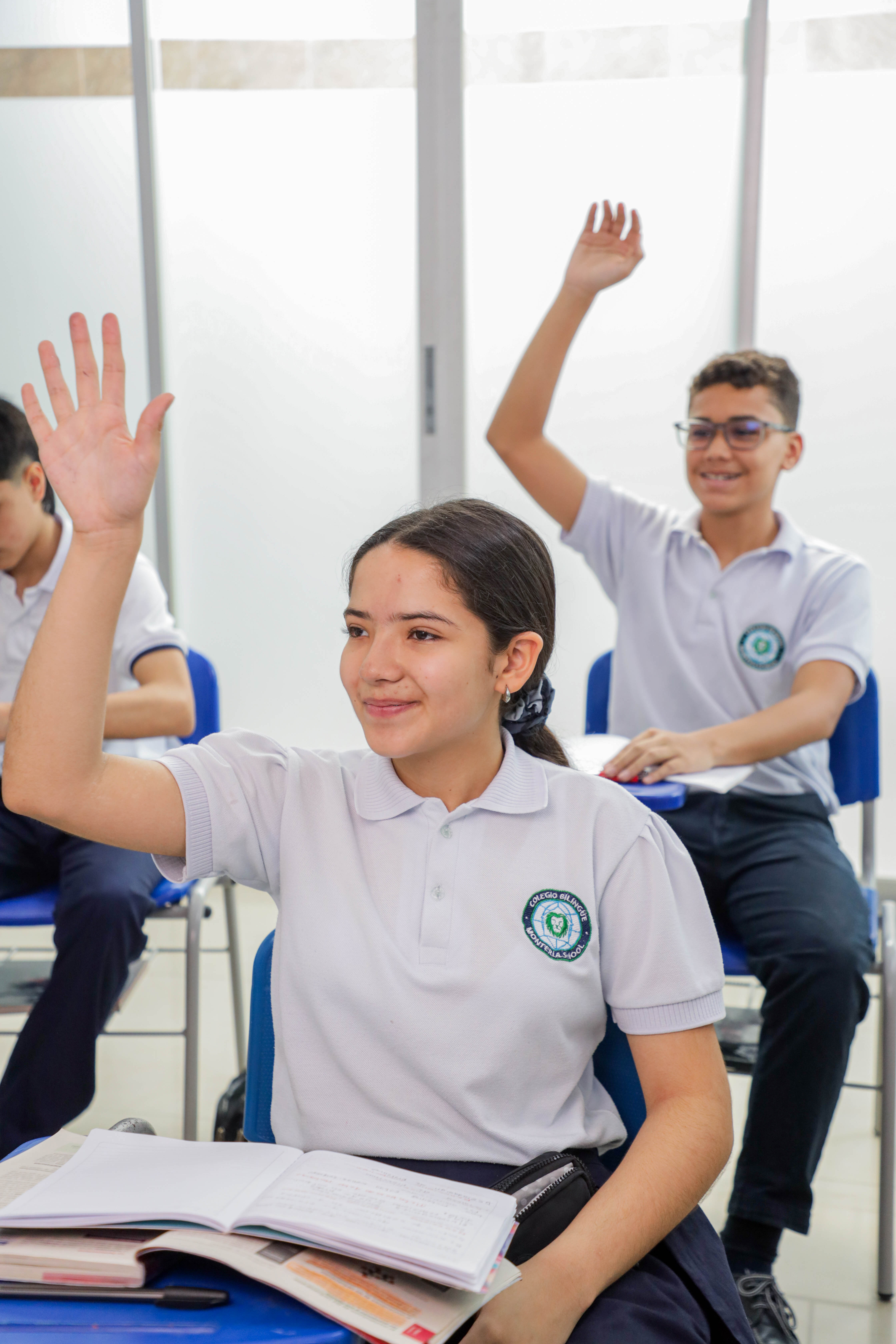 Estudiantes de Montería School participando en clase junto a sus compañeros